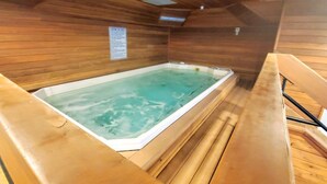 Une cabane en bois avec un bain à remous.