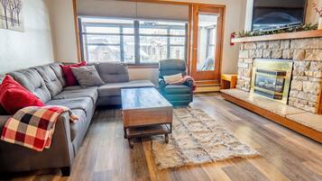 Una televisión, una chimenea