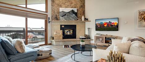 Een televisie en een open haard