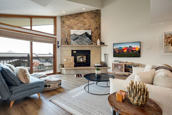 Televisión y chimenea