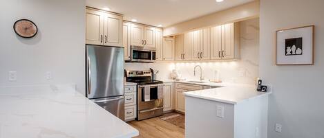 冷蔵庫、オーブン、コンロ、コーヒー / ティーメーカー