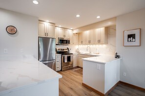 Refrigerador, horno, parrilla de estufa y cafetera y tetera