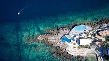 Private beach, beach umbrellas, beach towels