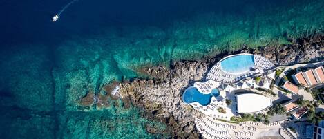 Private beach, beach umbrellas, beach towels