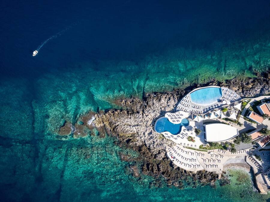 Privat strand, parasoller og strandhåndklær