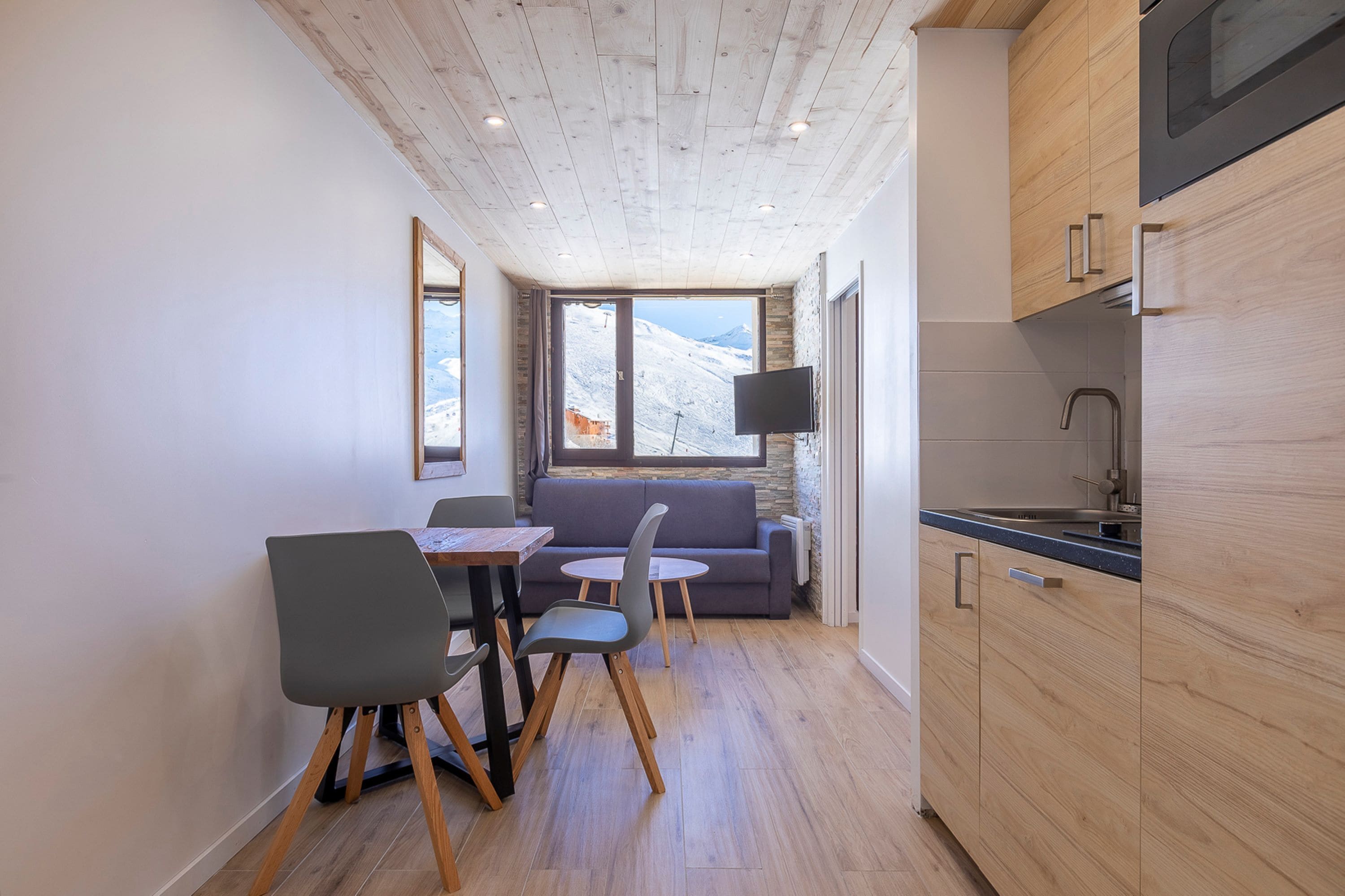 Apartment, Ensuite (Vue sur Montagne -App 617) | Living area | 40-inch flat-screen TV with cable channels, TV