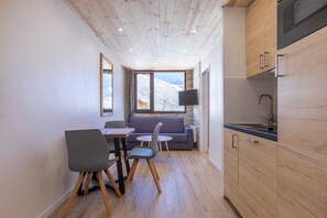 Appartamento, bagno in camera (Vue sur Montagne -App 617) | Area soggiorno | TV a schermo piatto 40 pollici con canali via cavo, TV