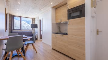 Apartment, Ensuite (Vue sur Montagne -App 617) | Private kitchen | Fridge, microwave, stovetop, dishwasher