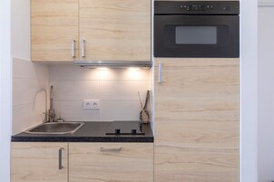 Refrigerador, microondas, placa de cocina, lavavajillas