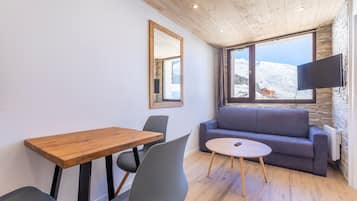 Leilighet, eget bad (Vue sur Montagne -App 617) | Oppholdsområde | En 40-tommers Flatskjerm-TV med kabel-kanaler samt TV