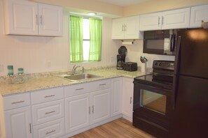 Kjøleskap, mikrobølgeovn, kokeplater og kaffetrakter/tekoker