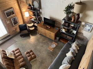 Smart TV - THE BURROW Dugout (Claude)