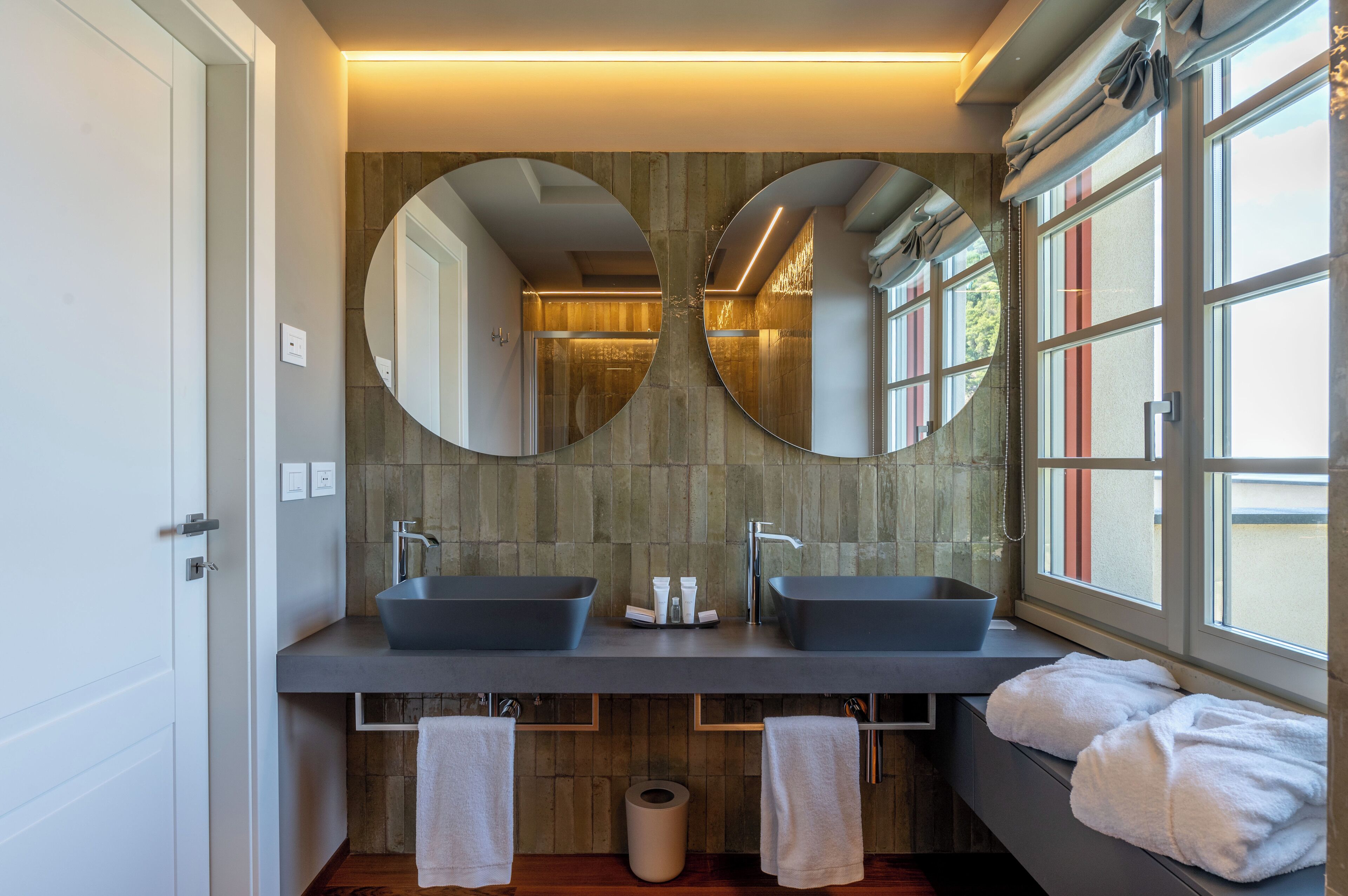 suite presidenziale con terrazzo e jacuzzi, vista portofino | bathroom | free toiletries, hair dryer, slippers, bidet