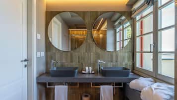 Suite Presidenziale con terrazzo e Jacuzzi, vista Portofino | Badkamer | Gratis toiletartikelen, een haardroger, pantoffels, een bidet