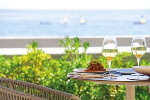 2 bars/lounges, rooftop bar, cocktail bar