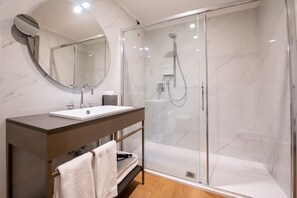 Deluxe-Doppelzimmer, 1 Schlafzimmer, Terrasse, eingeschränkter Meerblick | Badezimmer