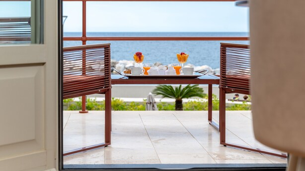 A balcony with a table set for breakfast, overlooking the sea. - Grand Hotel Torre Fara (Chiavari)