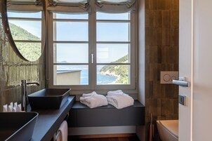 Suite Presidenziale con terrazzo e Jacuzzi, vista Portofino | Frette Italian sheets, premium bedding, down comforters, minibar