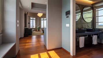 Suite Presidenziale con terrazzo e Jacuzzi, vista Portofino | Frette Italian sheets, premium bedding, down comforters, minibar