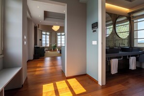 Suite Presidenziale con terrazzo e Jacuzzi, vista Portofino | Italienske Frette-laken, sengetøy av topp kvalitet, dundyner og minibar