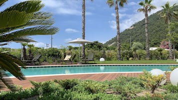 Udendørs pool, åben fra kl. 11.00 til kl. 18.00, parasoller, liggestole