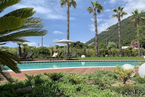 Piscina all'aperto, ombrelloni da piscina, lettini