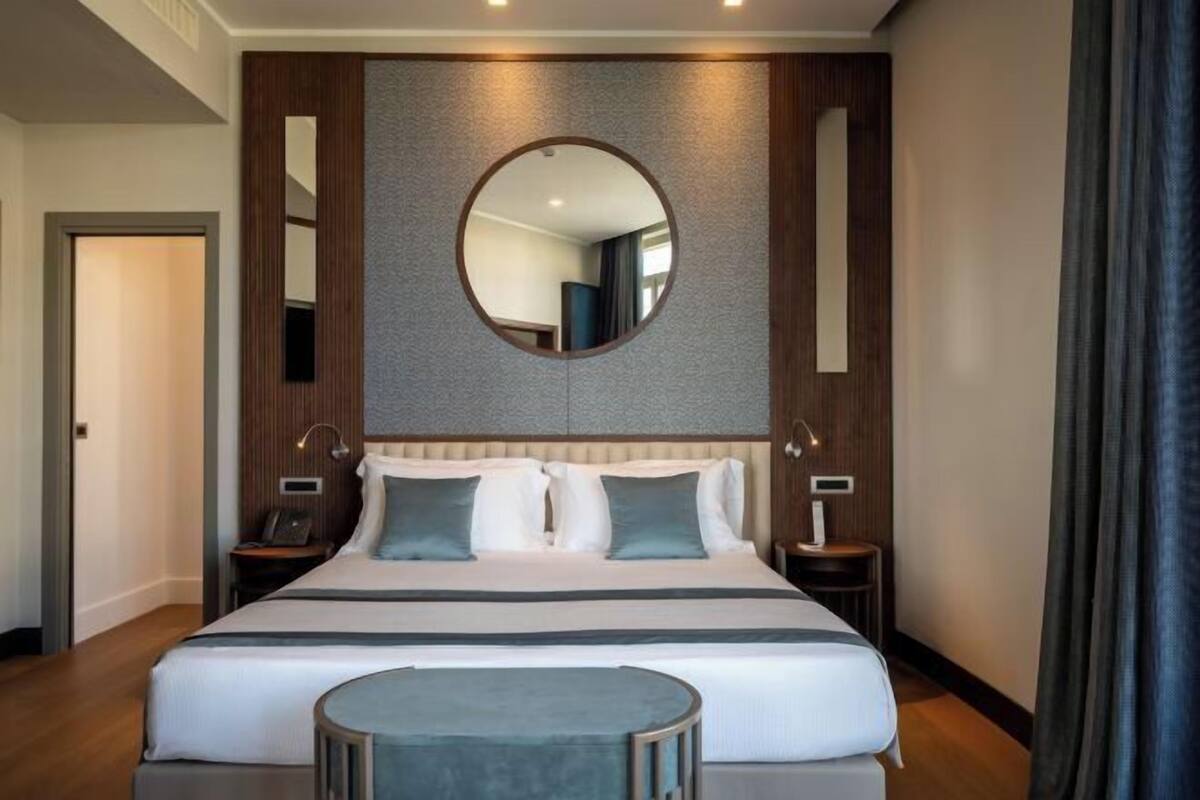 Frette Italian sheets, premium bedding, down comforters, minibar