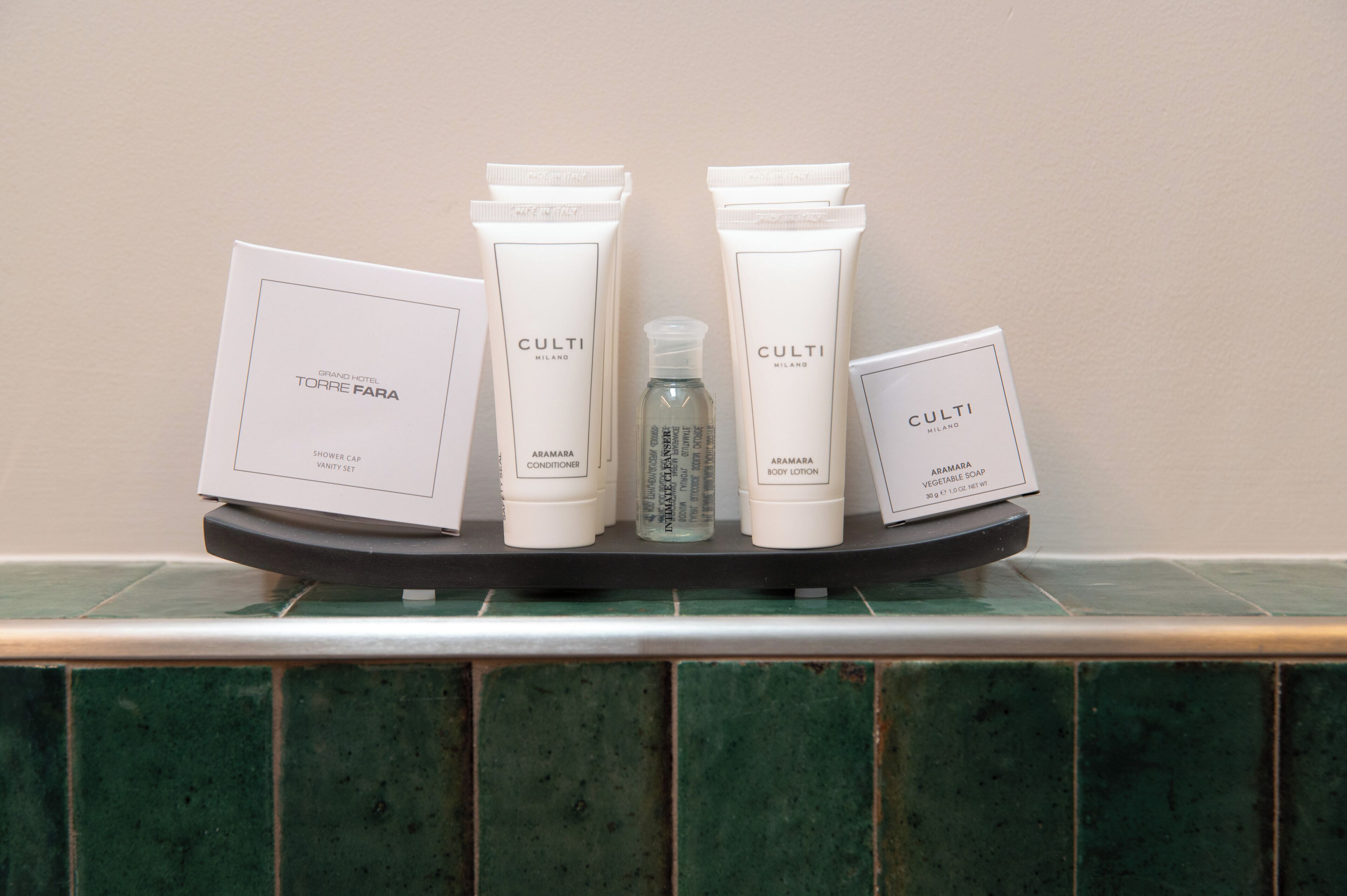 suite presidenziale con terrazzo e jacuzzi, vista portofino | bathroom amenities | free toiletries, hair dryer, slippers, bidet