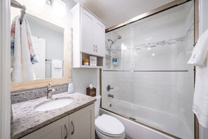Ensemble douche/baignoire, sèche-cheveux, serviettes fournies