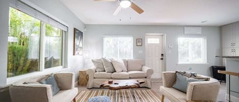 Smart-TV, Videospiele, Tischfußball, Bücher