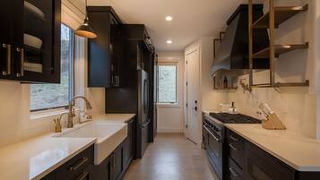 Geladeira, micro-ondas, fogão, cooktop