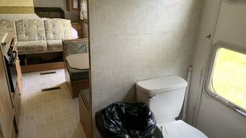 Ensemble douche/baignoire, papier toilette