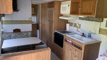 Réfrigérateur, micro-ondes, four, cafetiÚre/bouilloire