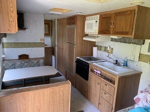 ثلاجة، ميكروويف، فرن، ماكينة لصنع القهوة/الشاي