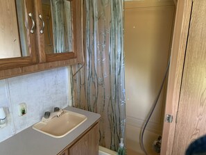 Combined shower/tub, toilet paper