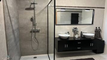 Dusche, Haartrockner, Handtücher, Toilettenpapier