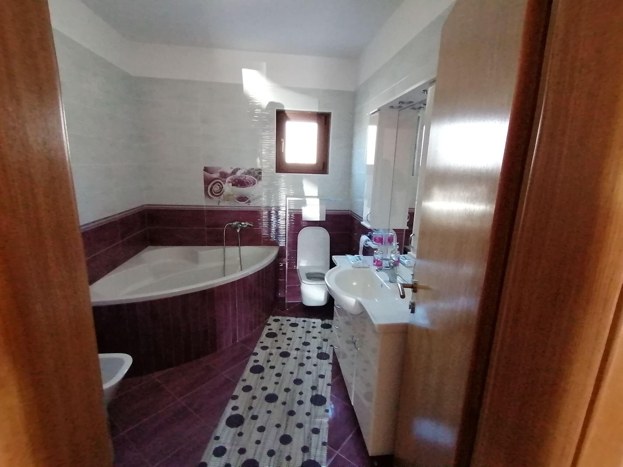 Ein Badezimmer mit Badewanne, Toilette und Waschbecken.