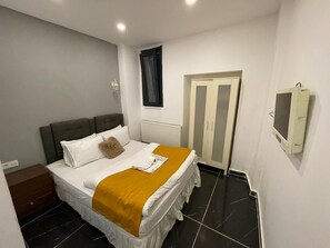 Bureau, fer et planche à repasser, Wi-Fi gratuit, draps fournis