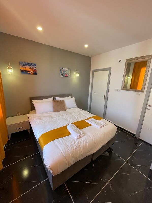 Chambre Économique, 1 grand lit | Bureau, fer et planche à repasser, Wi-Fi gratuit, draps fournis