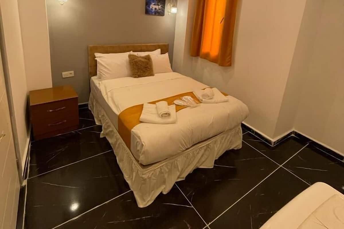 1 habitación, escritorio, tabla de planchar con plancha y wifi gratis