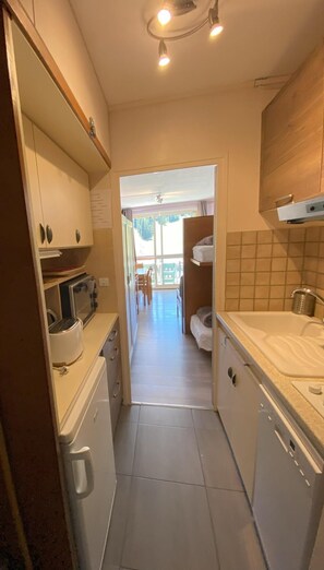 ثلاجة، ميكروويف، فرن، غسالة أطباق