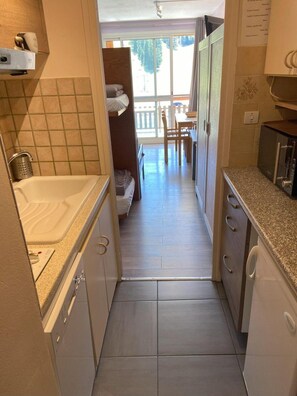 Kjøleskap, mikrobølgeovn, oppvaskmaskin og kaffetrakter/tekoker