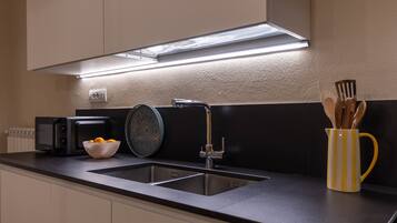Kühlschrank, Mikrowelle, Ofen, Herdplatte