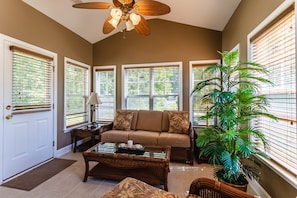 Smart TV - Spacious Golfer’s Getaway located steps from TPC – Ideal for Families & Groups! (Murrells Inlet)