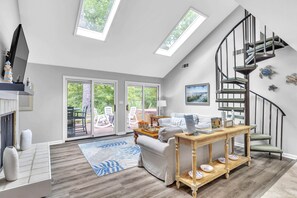 Smart TV - LUXURY HOME WITH HOT TUB, FIRE PIT & ACCESS TO SEAPINES AMENITIES HILTON HEAD (Hilton Head Island)