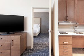 Suite, 2 grands lits, accessible aux personnes à mobilité réduite, baignoire (Mobility) | Cuisine privée
