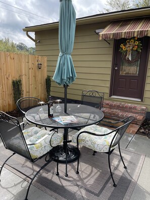 Outdoor dining - Guitars & Harmony  (Central City)