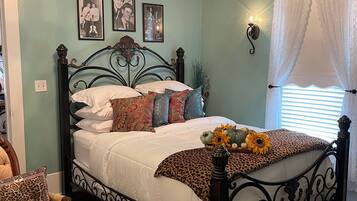 2 bedrooms, in-room safe, desk, iron/ironing board