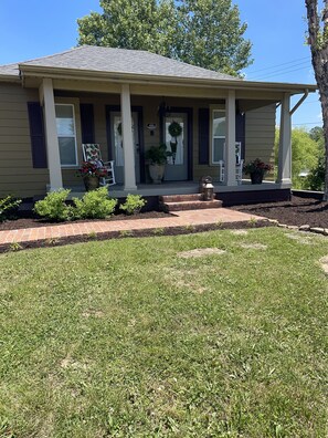 Exterior - Guitars & Harmony  (Central City)