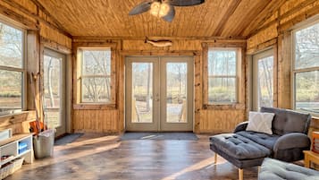 Smart TV, fireplace, DVD player, stereo